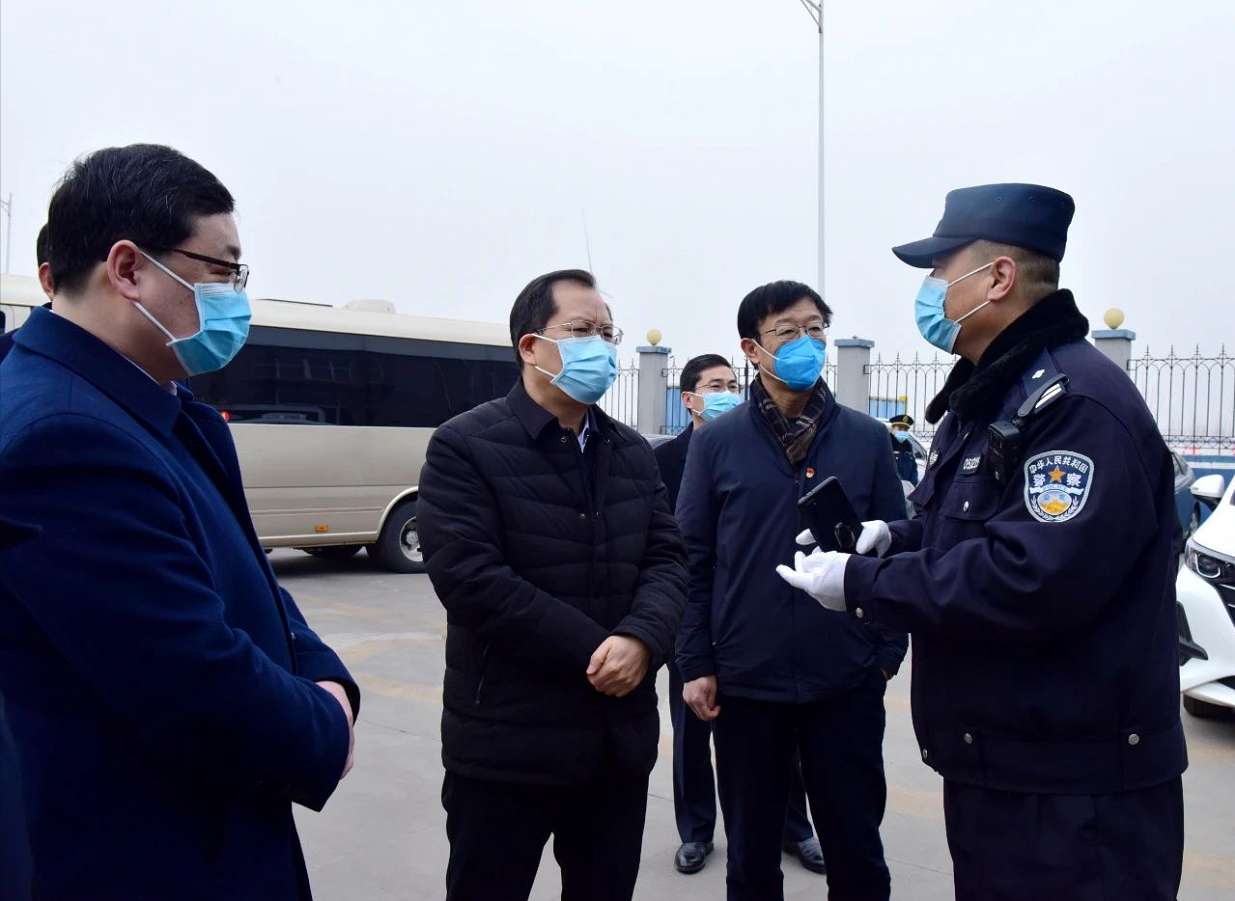 李向前检查我市部分交通出入口疫情防控工作